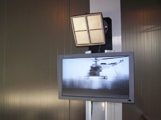 100_0525 hall des voilures tournantes, musée de l’air : borne vidéo avec enceinte ultra-directionnelle