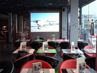 R0014846 Dalle de rétro-projection dans le restaurant du Musée de l'Air et de l'Espace